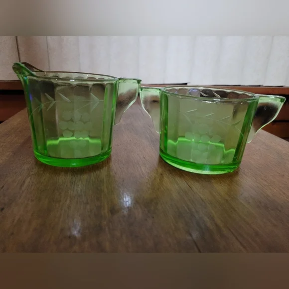 Vintage Green Glass Uranium Creamer and Sugar Set (114) - Picture 1 of 5